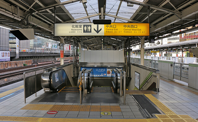 京浜東北線・6号車そばの階段